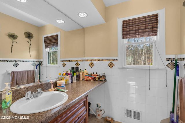 14 Pepperridge Road, Howell, NJ 07731