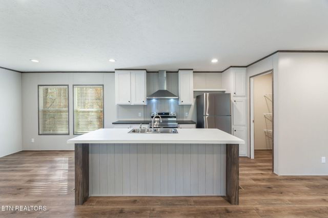 235 Clear Springs Rd, Harriman, TN 37748