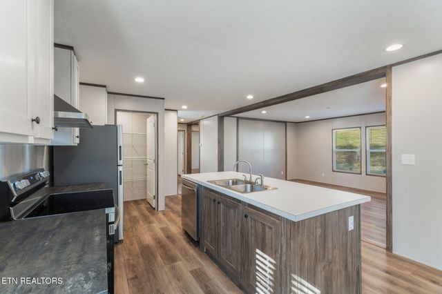 235 Clear Springs Rd, Harriman, TN 37748