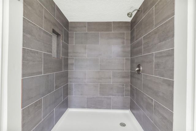 11606 Gatesden Drive, Tomball, TX 77377