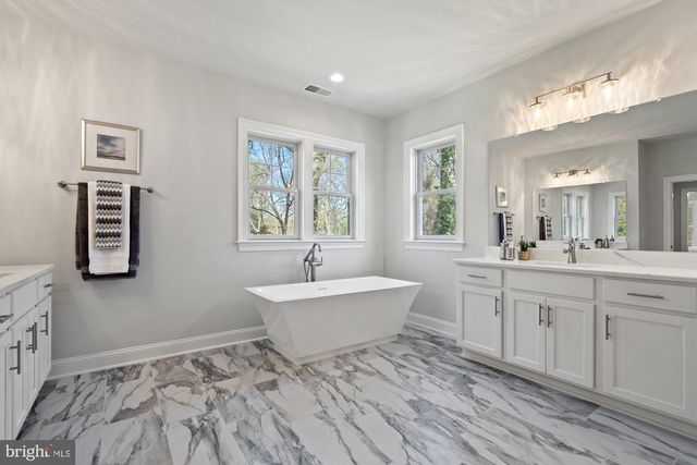 115 SAINT ANDREWS DR NE, Vienna, VA 22180
