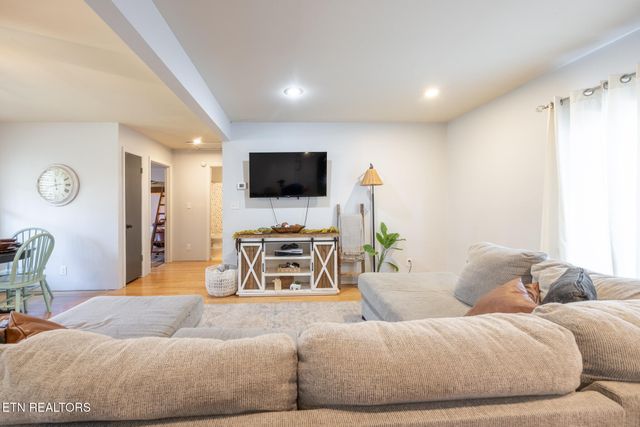 196 Akins Rd, Tellico Plains, TN 37385