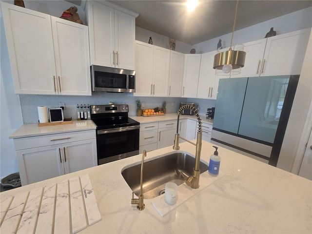 8052 GREENWAY AVENUE, Wesley Chapel, FL 33544