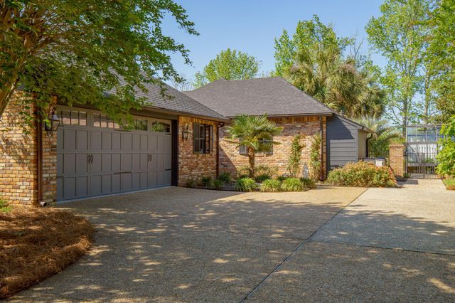 65 Pecan Acres, Hattiesburg, MS 39402