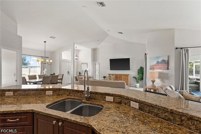 519 NE 19th TER, Cape Coral, FL 33909