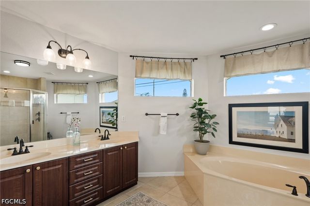 519 NE 19th TER, Cape Coral, FL 33909