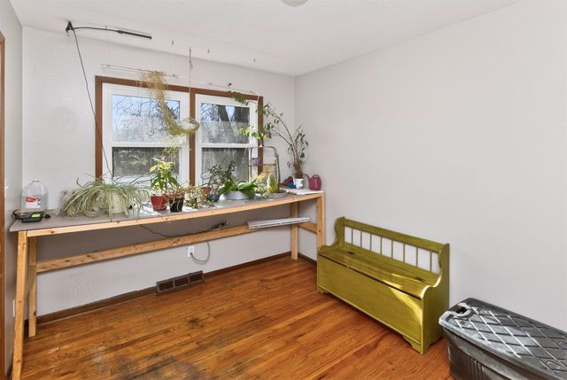 3111 E Clinton Avenue, Des Moines, IA 50317