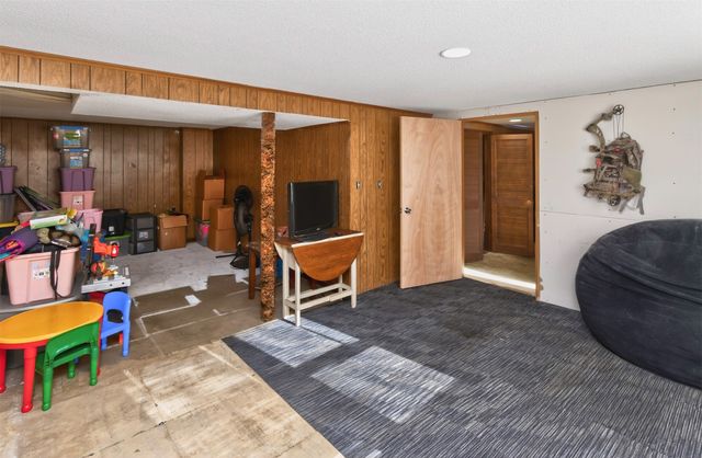 3111 E Clinton Avenue, Des Moines, IA 50317