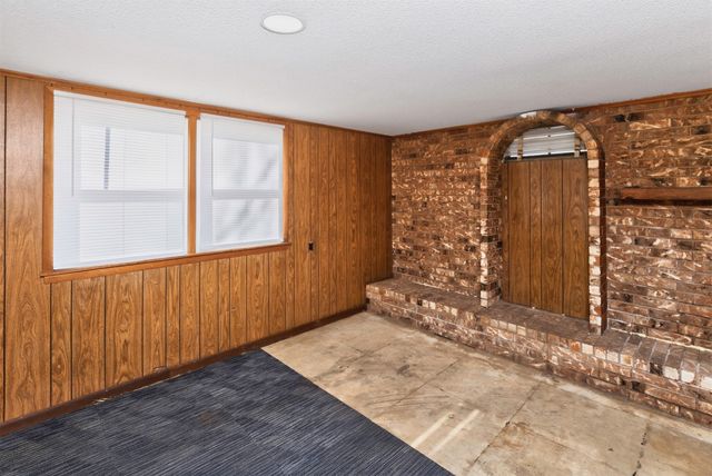 3111 E Clinton Avenue, Des Moines, IA 50317