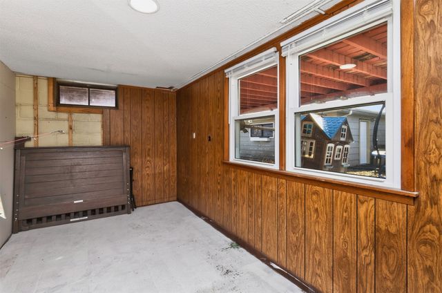 3111 E Clinton Avenue, Des Moines, IA 50317