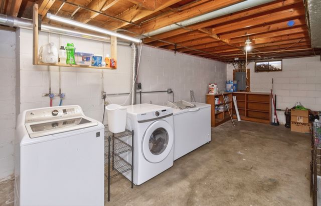 3111 E Clinton Avenue, Des Moines, IA 50317