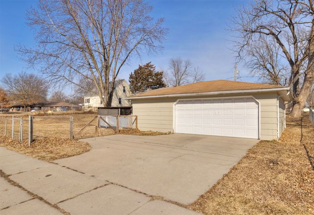 3111 E Clinton Avenue, Des Moines, IA 50317