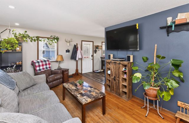 3111 E Clinton Avenue, Des Moines, IA 50317