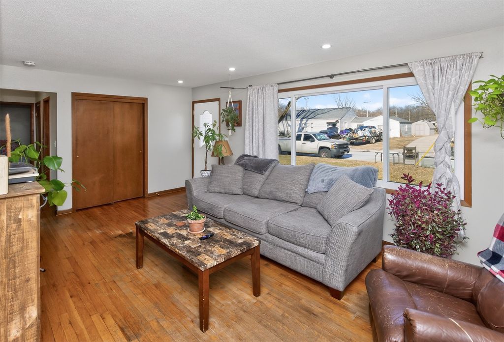 3111 E Clinton Avenue, Des Moines, IA 50317