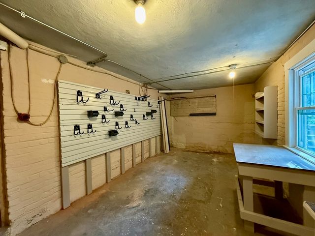 39 Hillside Rd, Northampton, MA 01060