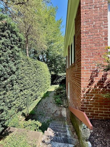 39 Hillside Rd, Northampton, MA 01060