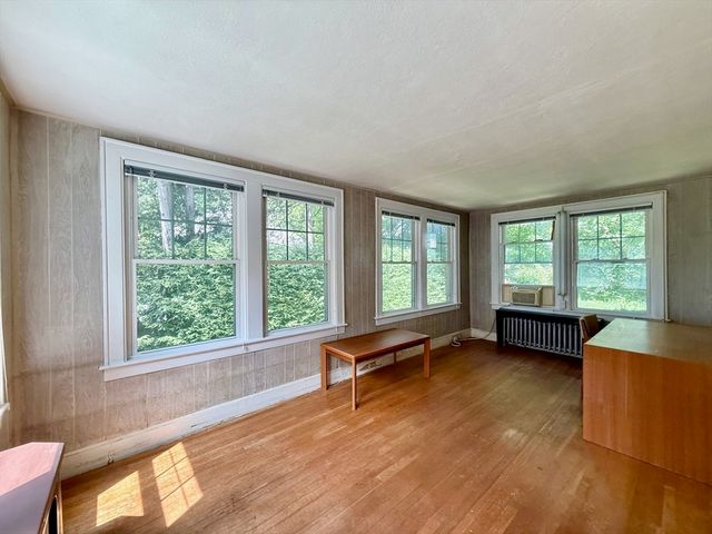 39 Hillside Rd, Northampton, MA 01060