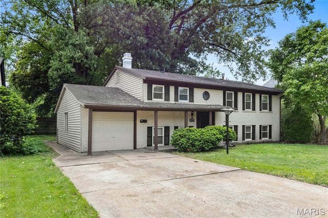 2010 E Humes Lane, Florissant, MO 63033