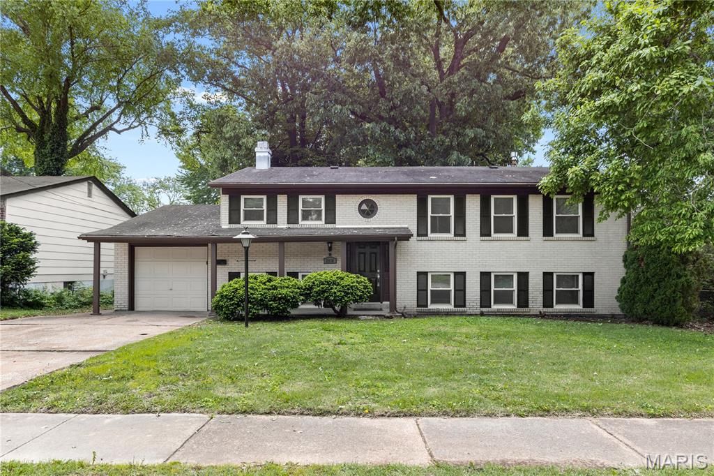 2010 E Humes Lane, Florissant, MO 63033