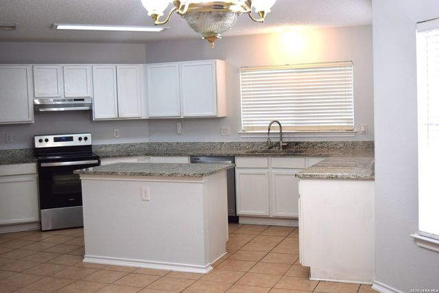 8026 CHESTNUT MANOR DR, Converse, TX 78109