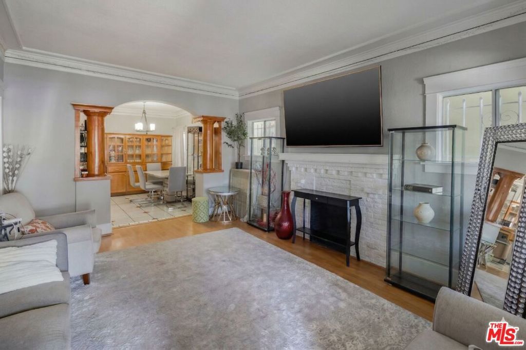 Image 3 of property listing at 2822 S La Salle Avenue, Los Angeles, CA 90018