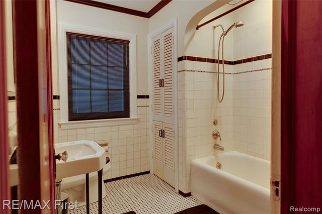 815 Oakridge, Ferndale, MI 48220