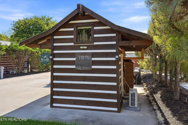1908 Lizi Loop Way, Sevierville, TN 37862