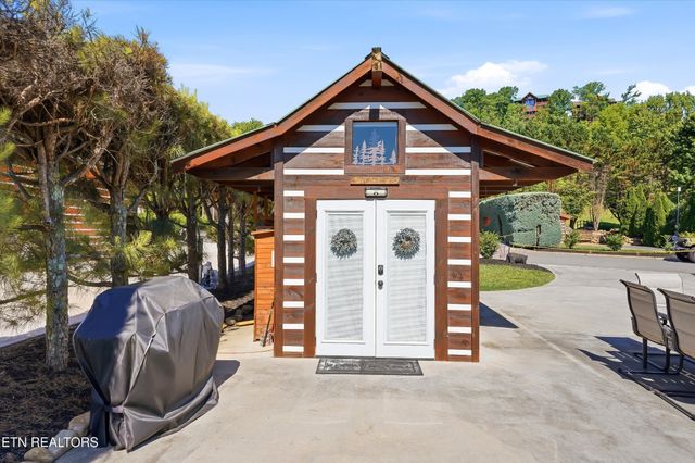 1908 Lizi Loop Way, Sevierville, TN 37862