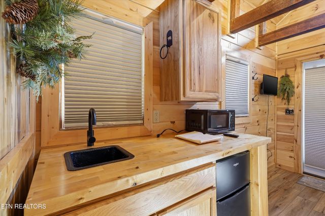 1908 Lizi Loop Way, Sevierville, TN 37862