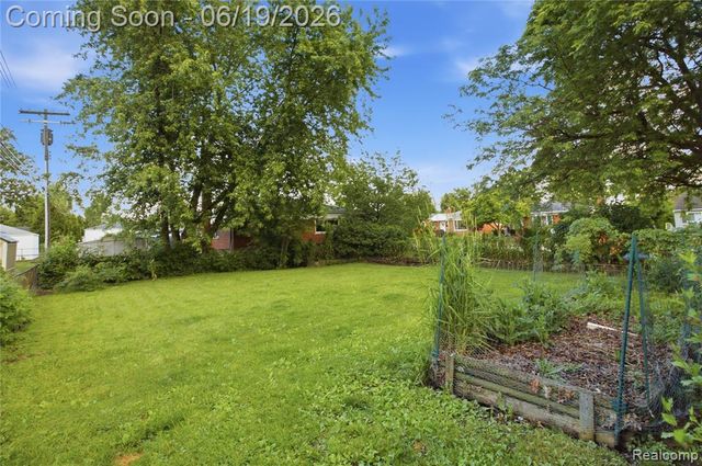 21211 Ardmore Park Drive, Saint Clair Shores, MI 48081