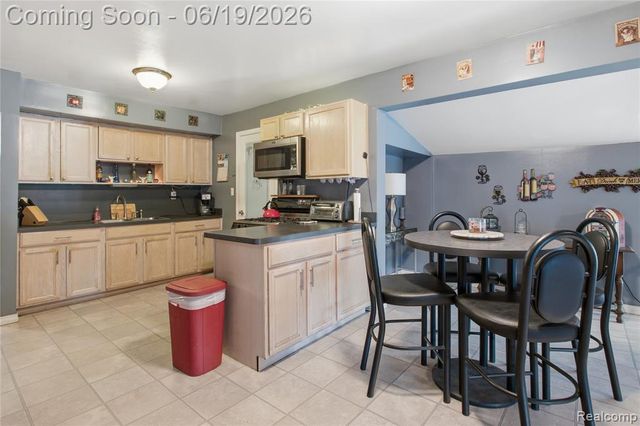 21211 Ardmore Park Drive, Saint Clair Shores, MI 48081