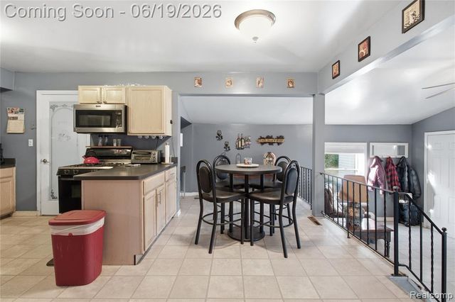 21211 Ardmore Park Drive, Saint Clair Shores, MI 48081