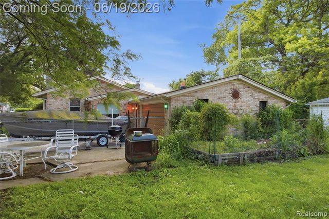 21211 Ardmore Park Drive, Saint Clair Shores, MI 48081