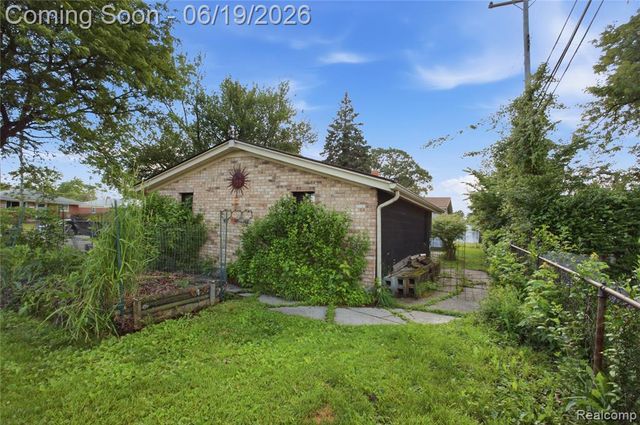 21211 Ardmore Park Drive, Saint Clair Shores, MI 48081