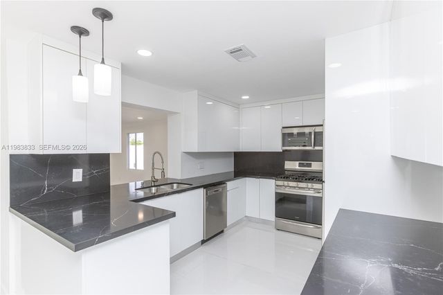 6610 Cody St, Hollywood, FL 33024