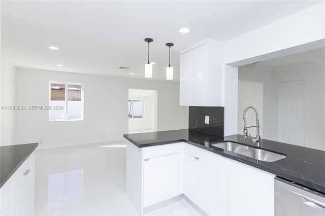 6610 Cody St, Hollywood, FL 33024