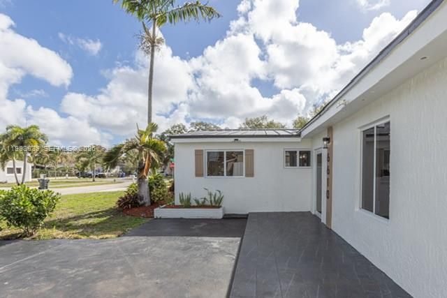6610 Cody St, Hollywood, FL 33024