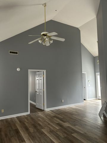 323 Clearlake Dr, La Vergne, TN 37086