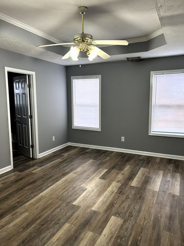 323 Clearlake Dr, La Vergne, TN 37086