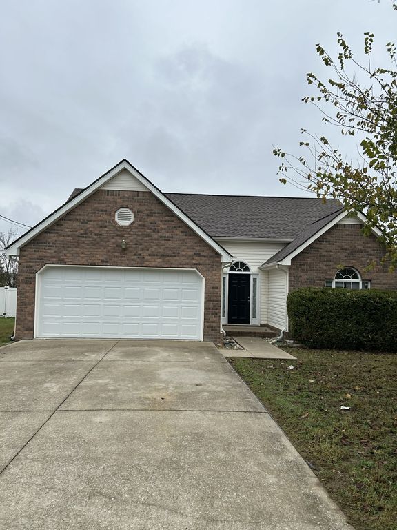 323 Clearlake Dr, La Vergne, TN 37086
