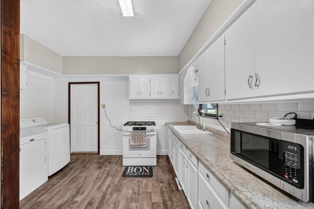 204 S 8th Avenue, Winterset, IA 50273