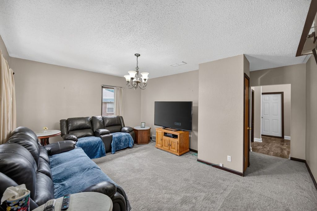 204 S 8th Avenue, Winterset, IA 50273