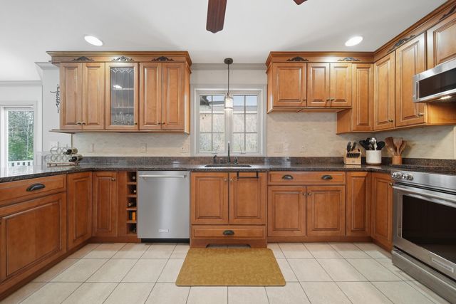 322 Meadow Fox Lane, Chester, NH 03036