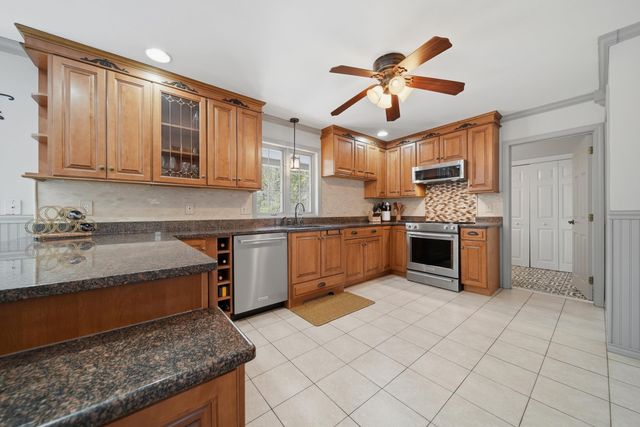 322 Meadow Fox Lane, Chester, NH 03036