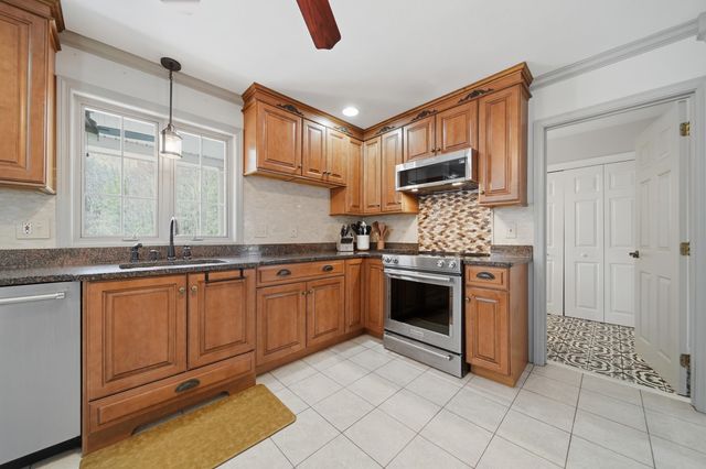 322 Meadow Fox Lane, Chester, NH 03036