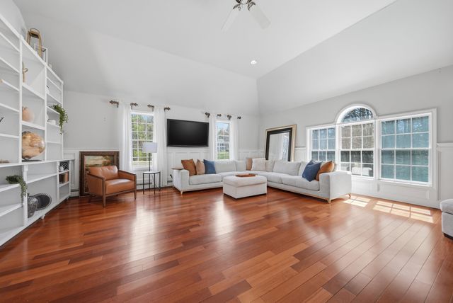 322 Meadow Fox Lane, Chester, NH 03036