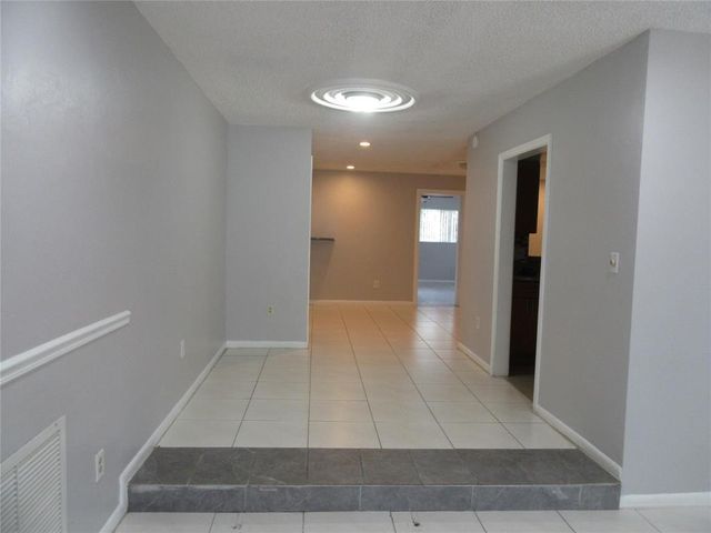 4100 NW 110th Avenue S, Coral Springs, FL 33065