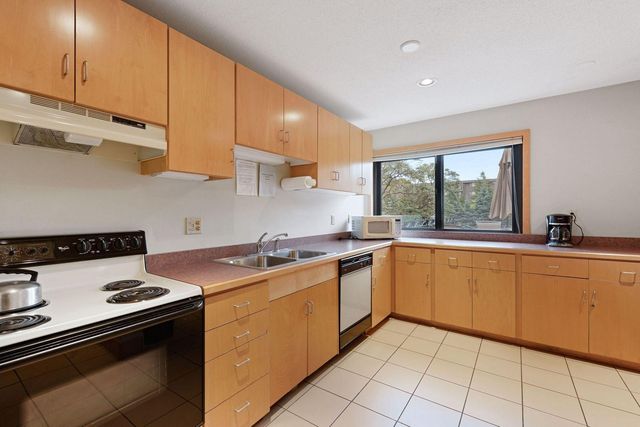 4120 Parklawn Avenue 228, Edina, MN 55435