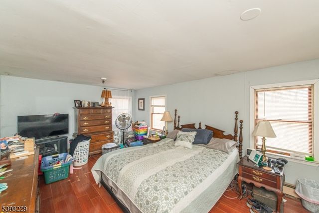 15 Cherry St, Newton Town, NJ 07860