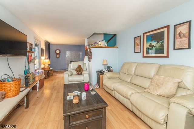 15 Cherry St, Newton Town, NJ 07860